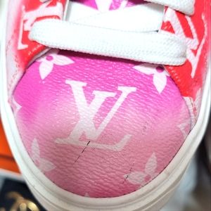 LOUIS VUITTON WOMEN’S RUN 55 SNEAKER IN PINK. SIZE US 8 / LV 38. ITEM#  1AA16H